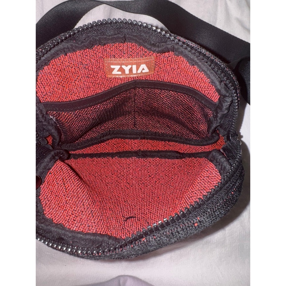 Zyia crossbody‎ fanny pack belt bag  black with red speckles rubber emblem - Picture 6 of 9